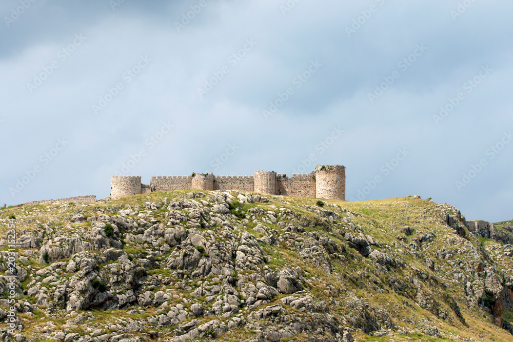 Fototapeta premium Historic Anavarza Castle overlooking the plains near Dilekkaya Village in Kozan, Adana, Türkiye. This ancient fortress has witnessed Hellenistic, Roman, Byzantine, Sasanian, and Ottoman periods 