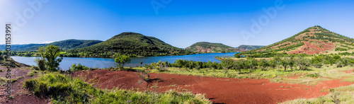Photos Panorama sur la cheminée basaltique Neck de la Roque sur les bords du Lac du Sal