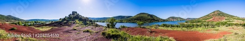 Foto Panorama sur la cheminée basaltique Neck de la Roque sur les bords du Lac du Sal