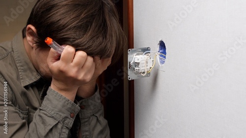 Fotografía Man feeling stressed and frustrated struggling with a home improvement task, try