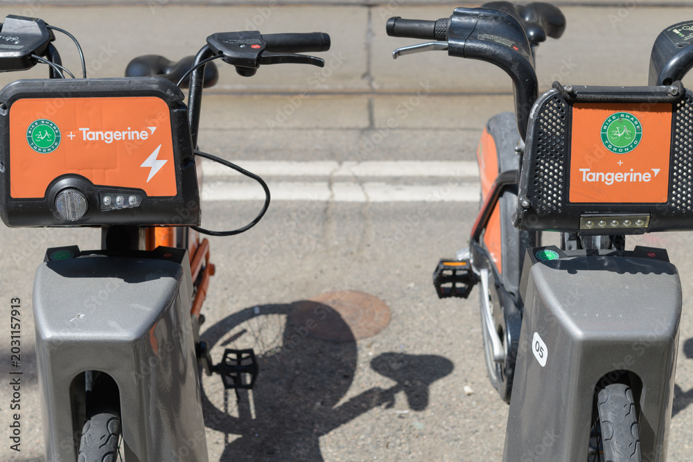Naklejka premium Tangerine Financial sponsor logo sticker on rental bikes in Toronto