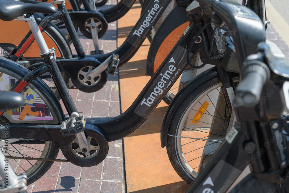 Naklejka premium Tangerine Financial sponsor logo sticker on rental bikes in Toronto