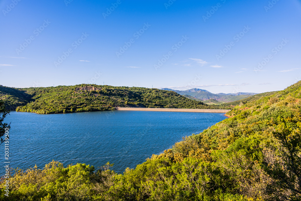 Obraz premium Le Barrage du Lac du Salagou dans l'Hérault en France