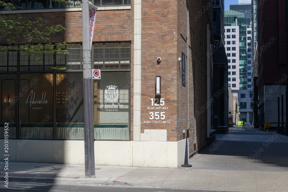 Naklejka premium lane way and sign at Sutton Place hotel located at 125 Blue Jays Way and 355 King St W (view is that of BJW), Toronto