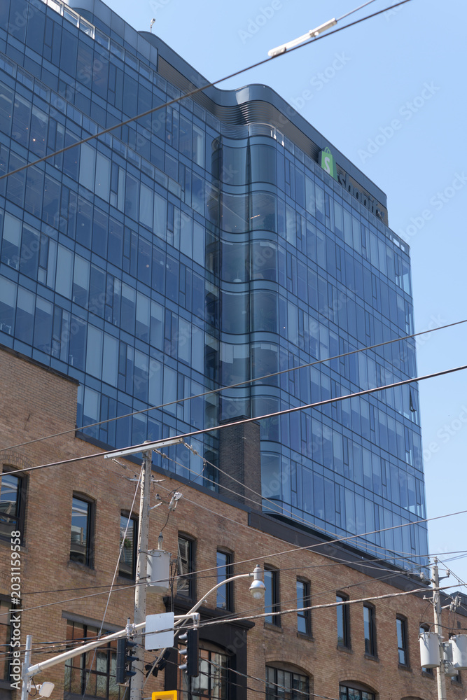 Naklejka premium Shopify's main hub located at 620 King St W, Toronto