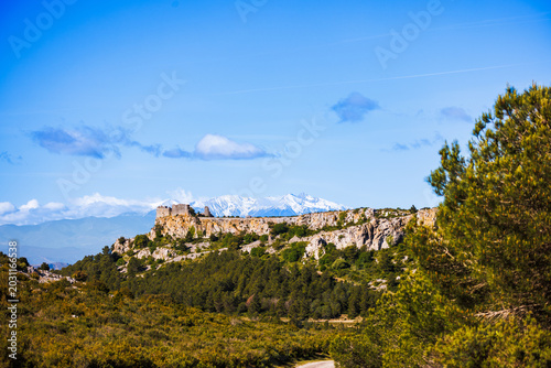 chateau d'Opoul en premier plan du massif du Canigou
