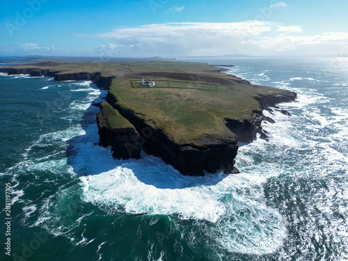 Fotografía Loop Head Lighthouse on a headland on the north side of the mouth of the River S