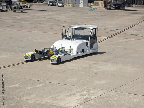 Foto Electric towbarless aircraft tractor for sustainable ground handling operations at airport