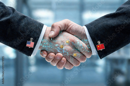 Apretón de manos conceptual entre Estados Unidos y China con circuitos tecnológicos flotantes. Socios comerciales internacionales con gemelos de banderas en trajes formales.