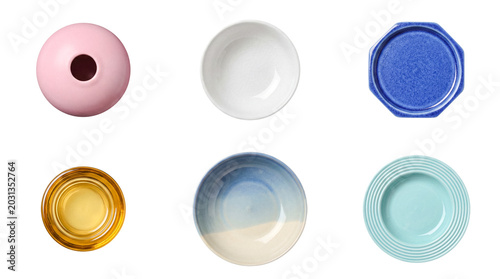 Foto An overhead view of an assorted collection of modern ceramic bowls, plates, and decorative items