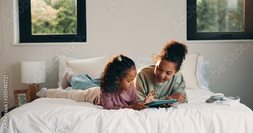 Foto Relax, smile and tablet with happy kids on bed in home for holiday, morning break or weekend