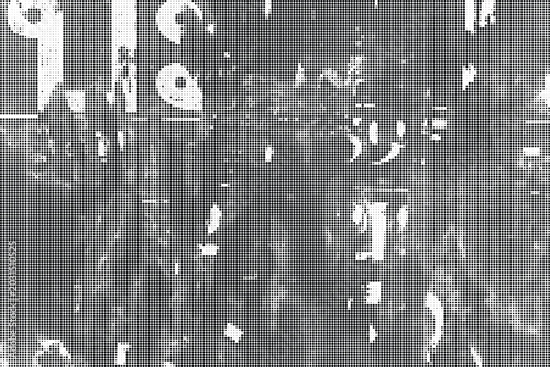 Foto A chaotic city street scene with people walking quickly on a gray foggy day with tall buildings and advertisements
