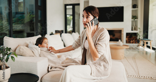 Foto Phone call, mom or child in house with thermometer, telehealth advice or concern in fever check