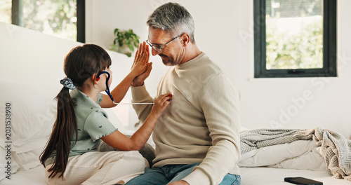 Foto Child, high five and stethoscope with father in home for good news, pretend doctor and bonding