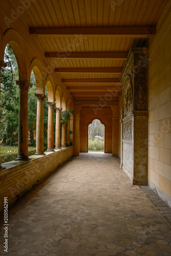 Klosterähnlicher Kreuzgang mit blühendem Frühlingsbaum an der denkmalgeschützten Friedenskirche in Potsdam