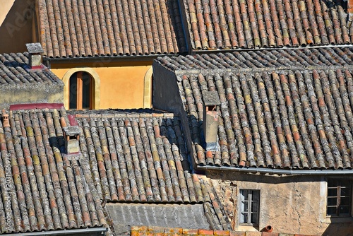 Foto Rural landscape with scenic view of typical Provençal style handcrafted clay tile rooftops in the historic village of Bonnieux, Vaucluse, Provence-Alpes-Côte d'Azur France