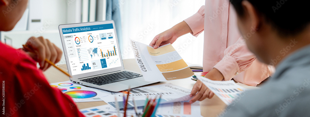 Obraz premium Computer software for website traffic analytics data on computer screen. Concept of SEO search engine optimization and customer targeting for online business brisk