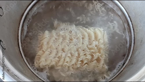 tutorial for cooking original boiled instant noodles, boil water in a pan until boiling, put the noodles in the pan