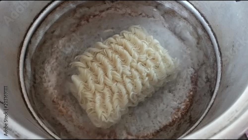 tutorial for cooking original boiled instant noodles, boil water in a pan until boiling, put the noodles in the pan