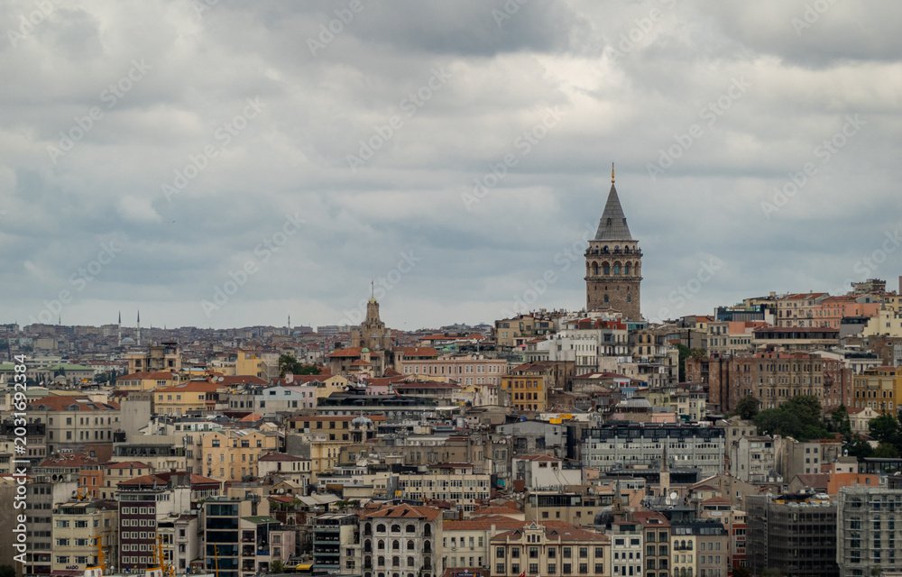 Obraz premium Galata Tower dominating Istanbul cityscape and cloudy sky