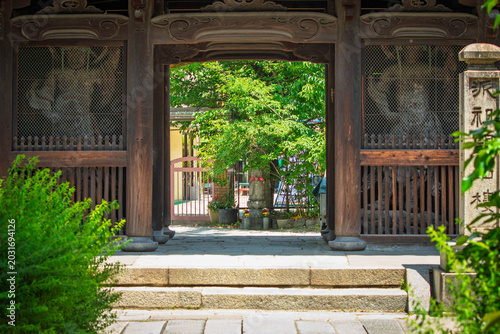 фотографія 京都、壇王法林寺の楼門と門の間から見える童地蔵