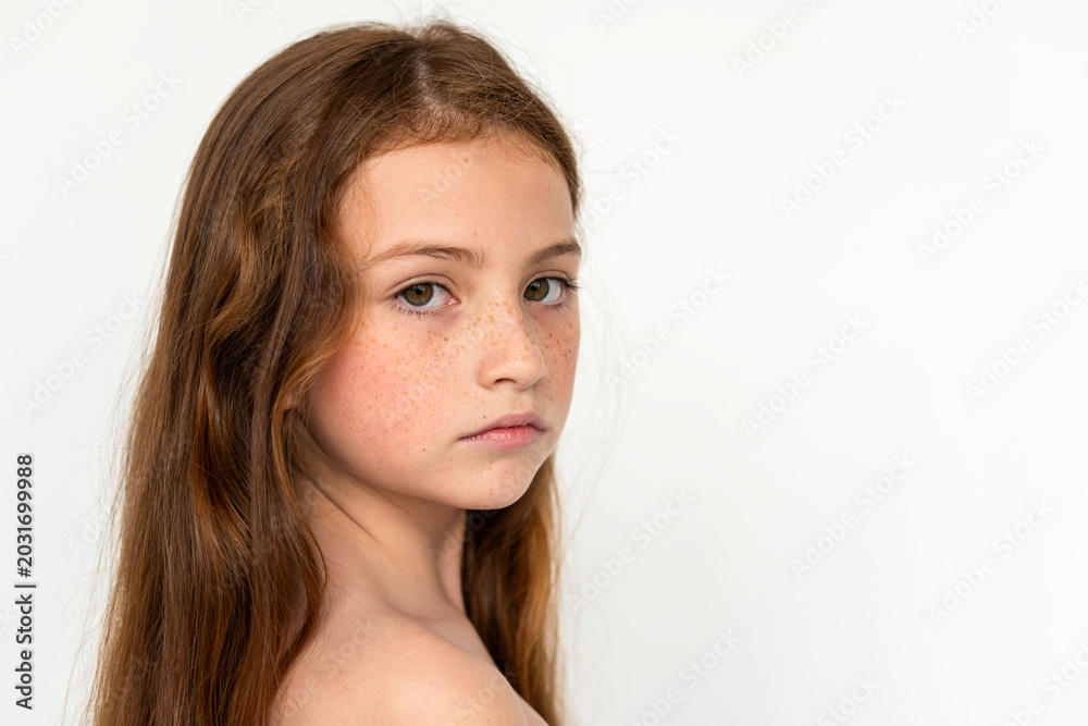 Obraz premium Young girl with freckles gazing.