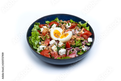 Schilderij op canvas Salade parisienne au jambon, œuf et feta dans un bol bleu, vue de côté, isolée s