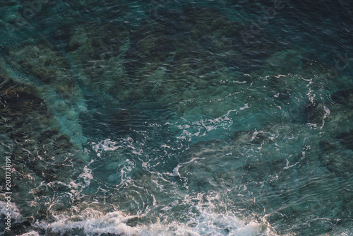 Bilde på lerret Aerial view of clear turquoise ocean water with visible rocky seabed and gentle