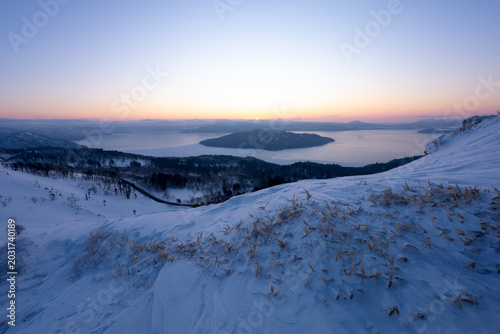 The natural view from the observation deck: Bihoro Pass is covered in snow in winter in Hokkaido.