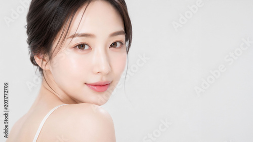 透明感のある素肌とやわらかな表情を見せる若い女性のビューティーポートレート。清潔感、ナチュラルメイク、スキンケア、保湿、化粧品広告、美容医療、フェイスケア訴求に使いやすい上品でミニマルな人物素材