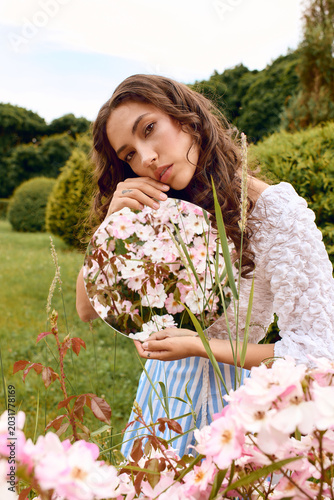 Foto Beautiful woman evokes magic in a whimsical garden reminiscent of Alice in Wonde