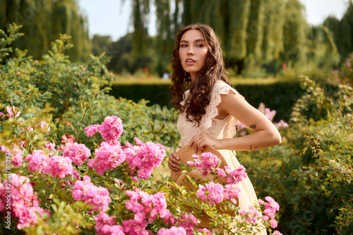 Φωτογραφία Beautiful young woman enjoying a blissful moment in a vibrant flower garden