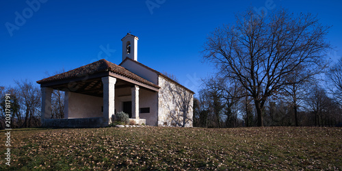 Quadro em tela La chiesetta di San Giacomo si presenta isolata in una splendida posizione panor
