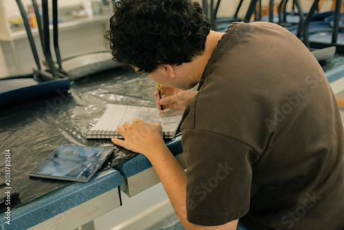 Tableau sur toile Student concentrating on drawing in art class
