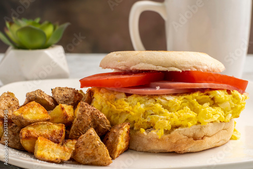 Obraz na płótnie breakfast sandwich with  a side of home fries