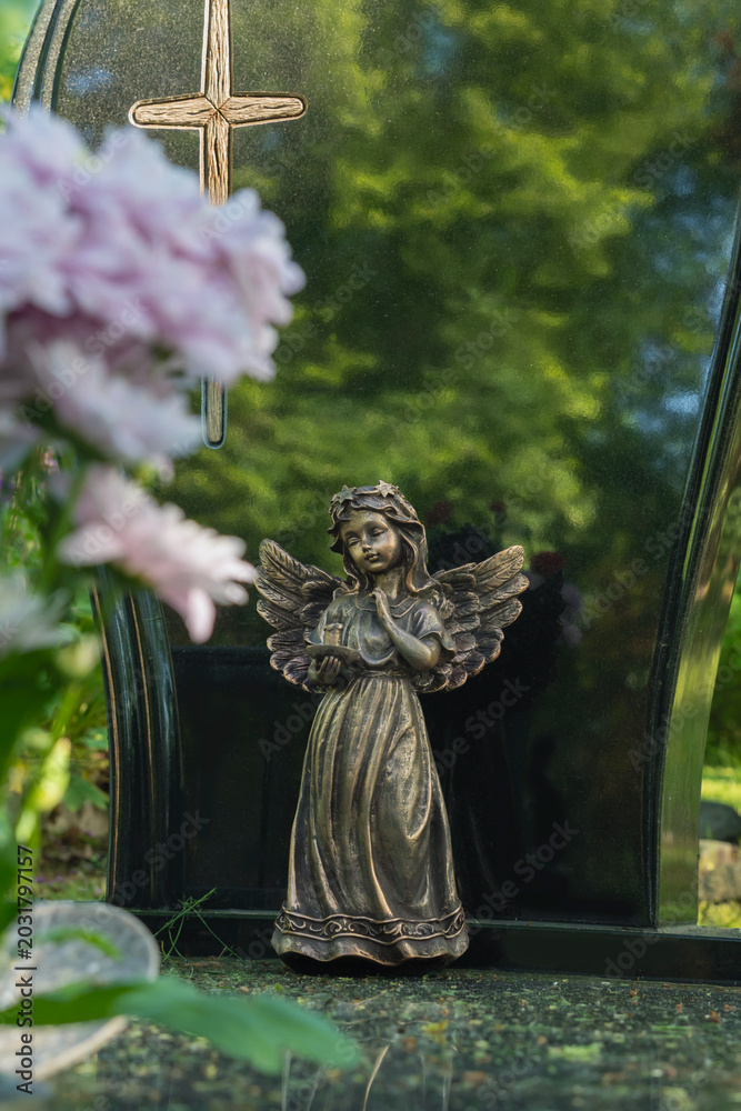 Poster, Print Blumen am Grab vor schwarzem Grabstein mit Engelsfigur, Spiegelung un Schatten, 26.7x40 cm