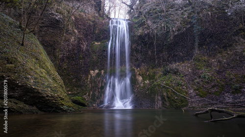 Obraz na plátně Un sito naturalistico unico nel suo genere, caratterizzato da un corso d’acqua che ha originato due cascate immerse in una particolarissima vegetazione tropicale