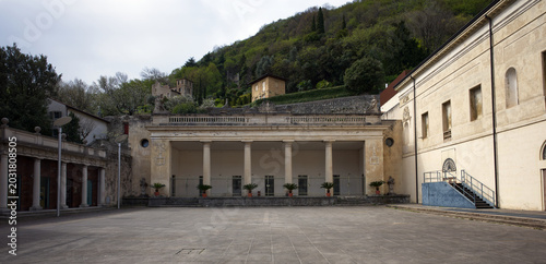 Billede på lærred La Grande Guerra si concluse a Vittorio Veneto, una città incastonata tra le colline del Prosecco, che merita una visita per la sua importanza storica e le sue numerose attrazioni