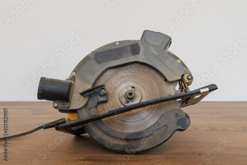 Фотография Profile view of a circular saw showing the blade guard and dust extraction port