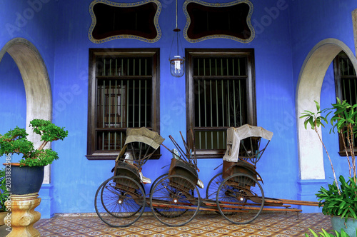 Canvas Print Vintage Trishaws in Historic Blue Courtyard, George Town Penang Malaysia