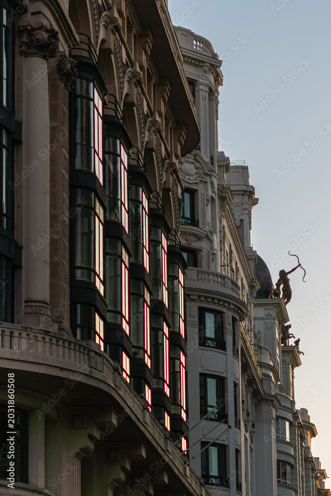 Fototapeta premium Elegant urban architecture with sunset reflections 