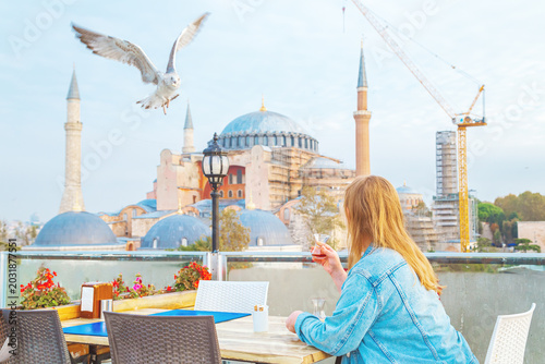 Foto Female tourist drinking tea at a viewpoint in Istanbul