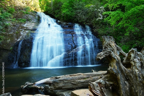 Foto Graceful upper Helton Falls and lush forest
