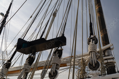 Tableau sur toile Four wooden deadeye blocks with standing rigging and white hull on a classic sai