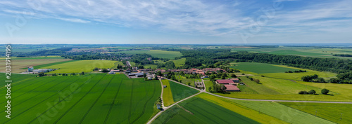 Vue aérienne panoramique du village de Boismont , en Meurthe-et-Moselle, Lorraine.  La partie haute du centre du village, et les exploitations agricoles
