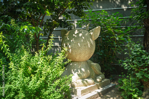 Foto 京都、壇王法林寺境内の猫の石像