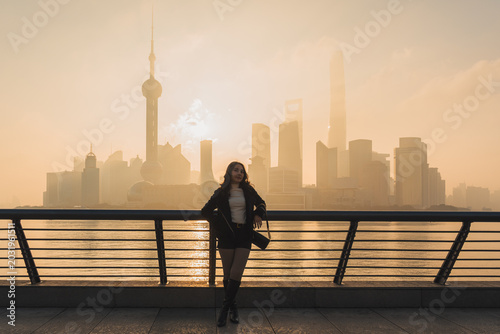 Cuadro en lienzo Female tourist admiring Oriental Pearl Tower and Shanghai financial skyscraper i