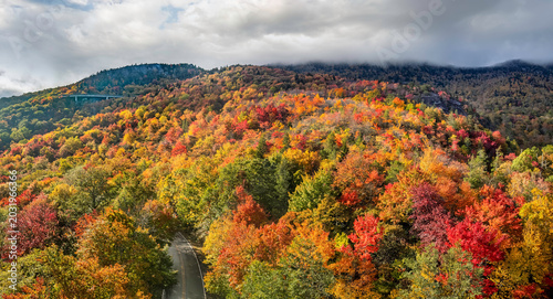 Foto Linn Cove Viaduct viewpoint on the Blowing Rock Highway in autumn