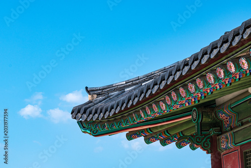 фотографія Close-up of traditional Korean palace roof with colorful Dancheong patterns and