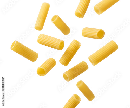 Foto Rigatoni pasta pieces suspended in air on transparent background
